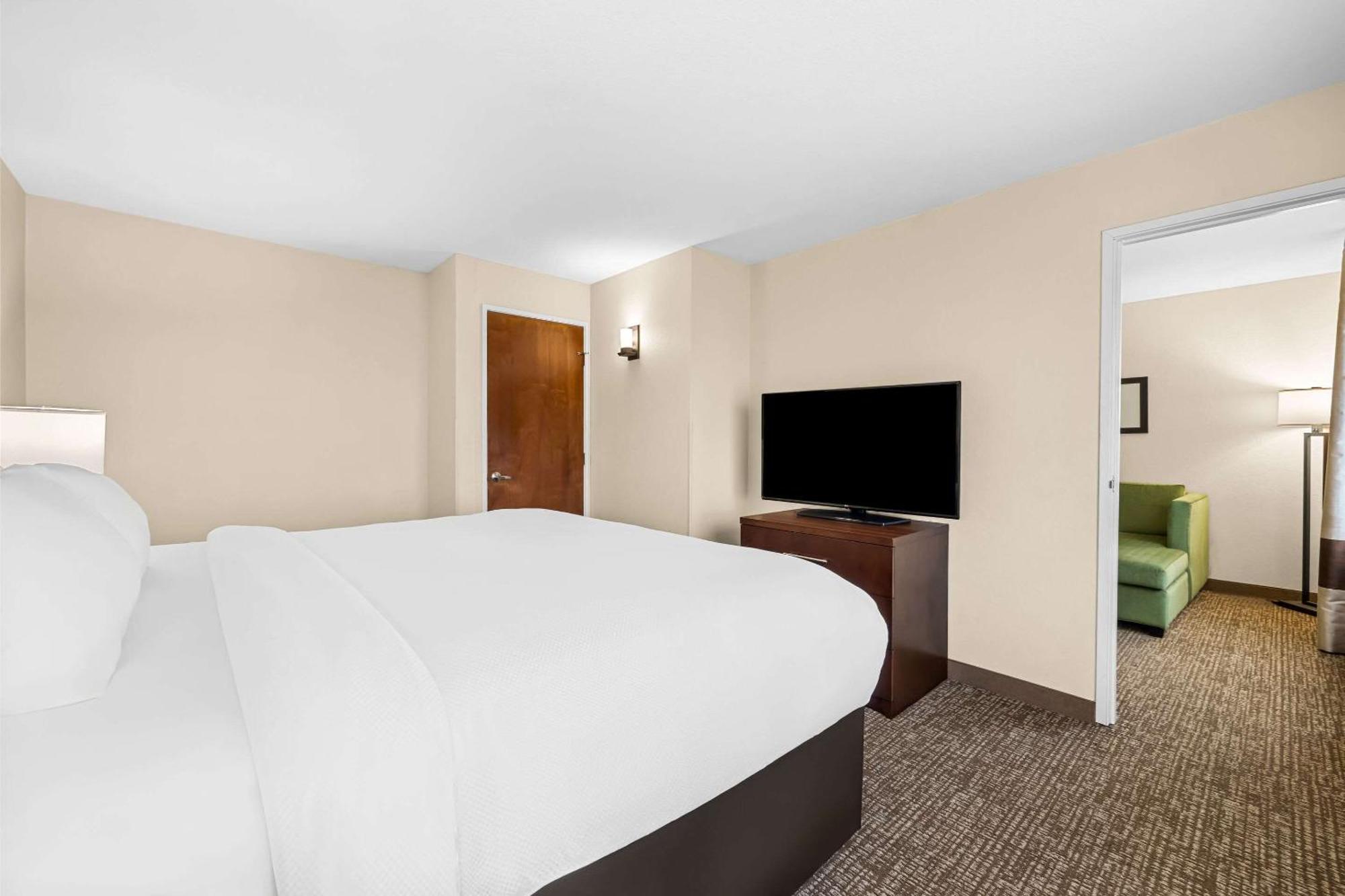 Comfort Inn & Suites Pueblo Exterior photo