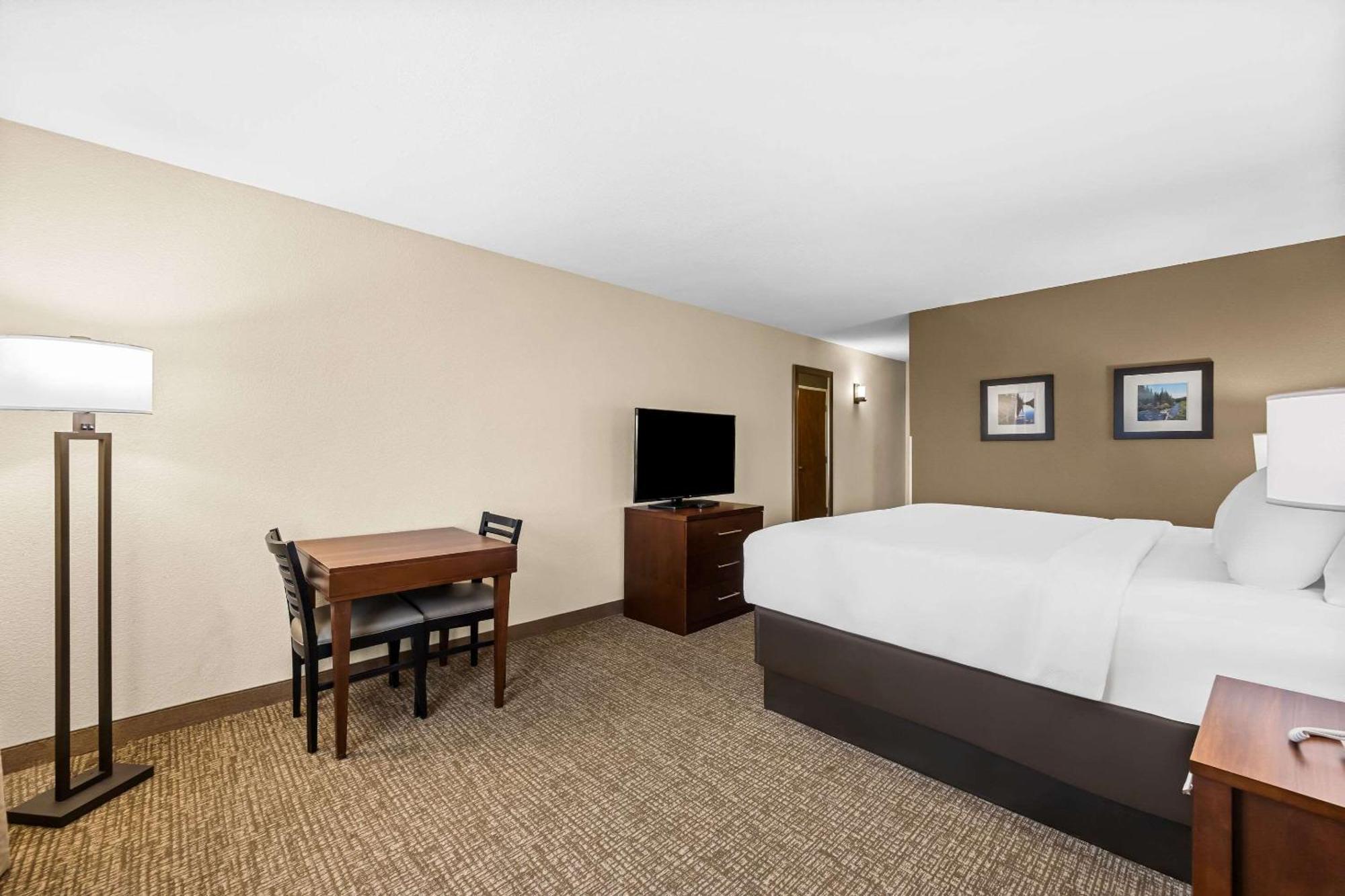 Comfort Inn & Suites Pueblo Exterior photo