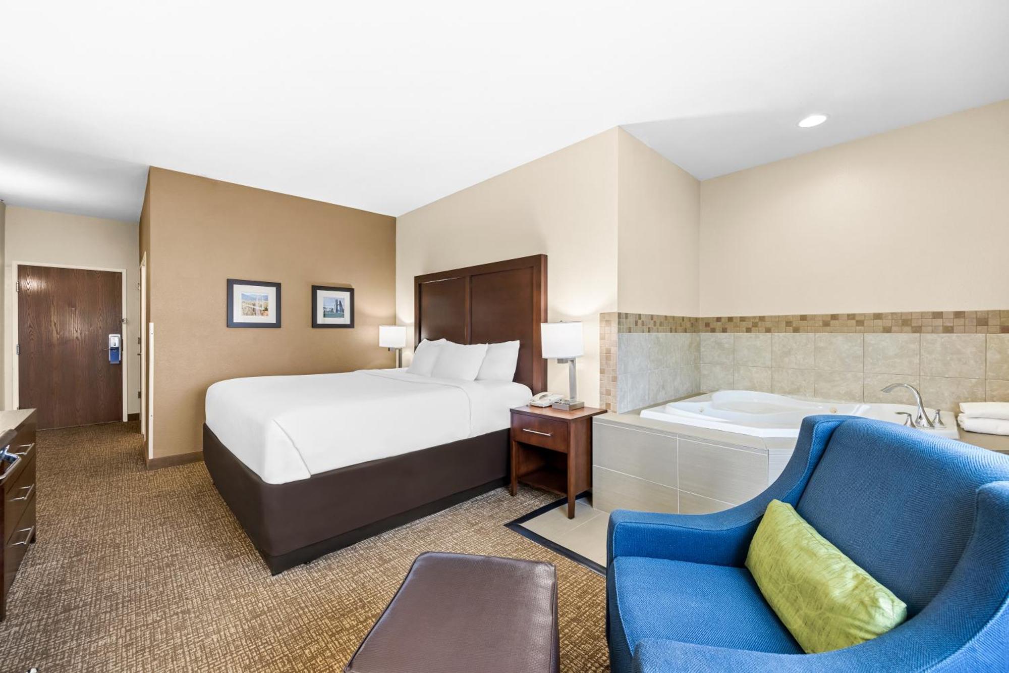 Comfort Inn & Suites Pueblo Exterior photo
